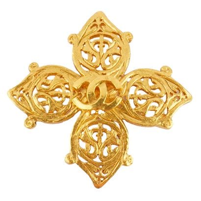 CHANEL
Broche Chanel en métal doré, édition...