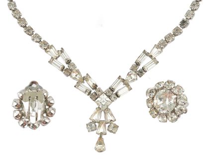 PARURE
Collier et boucles d'oreilles en métal...