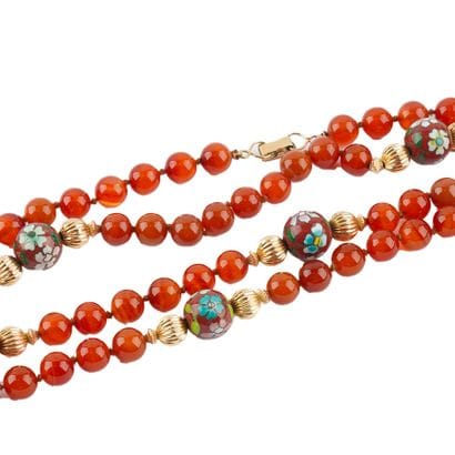 AGATE
Collier composé de billes d'agate entrelaccé...