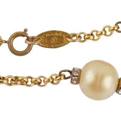 CHANEL
Collier Chanel en métal doré orné...