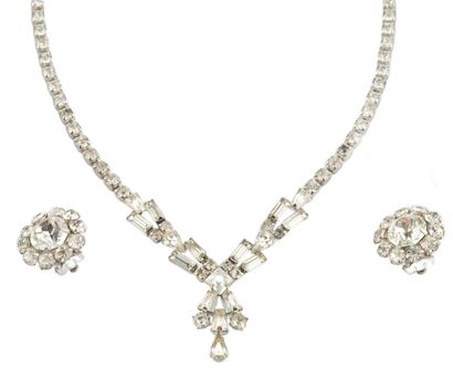 PARURE
Collier et boucles d'oreilles en métal...