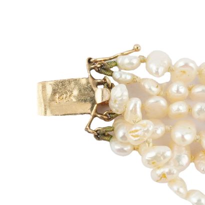PERLES / PEARLS
Collier composé de perles...