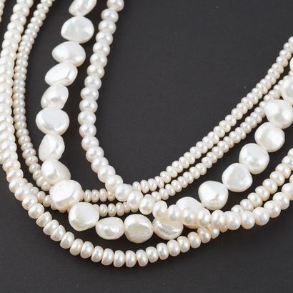 PERLES
Collier composé de 5 rangs de perles...