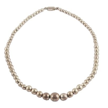 ARGENT / SILVER
Collier composé de billes...