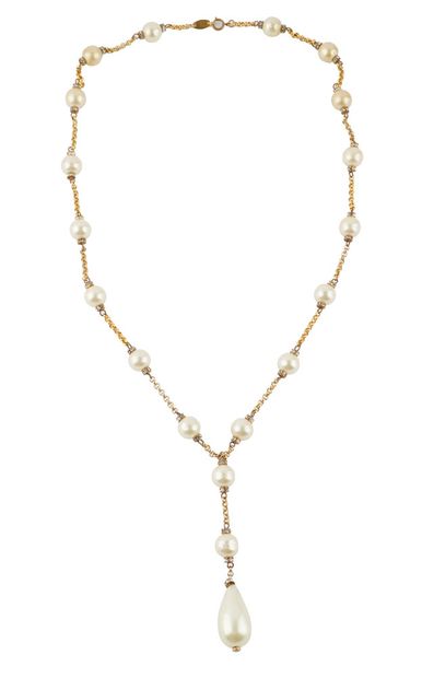 CHANEL
Collier Chanel en métal doré orné...
