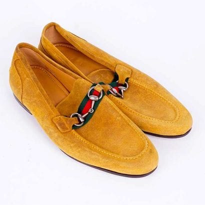 GUCCI
Paire de mocassins en suède de couleur...