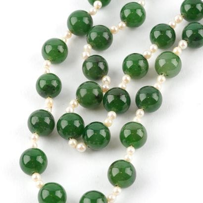 JADE NÉPHRITE, PERLES AKOYA
Collier composé...