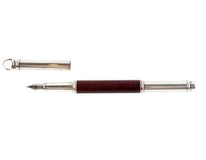 TRUSSARDI
Stylo à plume Trussardi en argent...