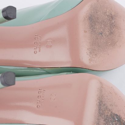 GUCCI
Chaussure Gucci en cuir verni vert...