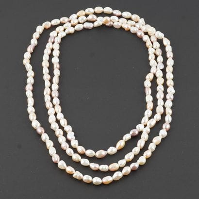 PERLES / PEARLS
Collier composé de perles...