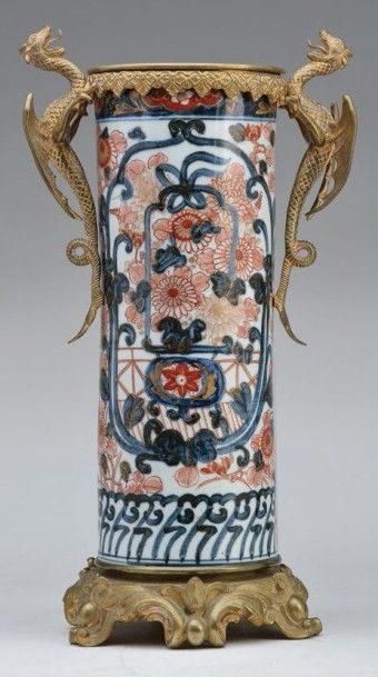 VASE EN PORCELAINE IMARI JAPON Orné d'une...