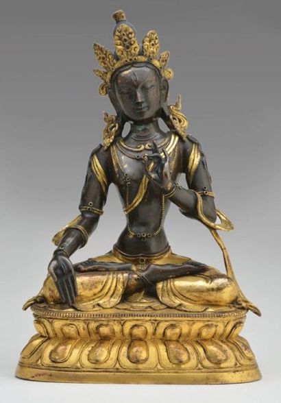 STATUETTE DE TARA ASSISE SUR UNE DOUBLE RANGÉE...