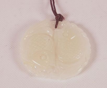 PENDENTIF EN JADE À décor sculpté de deux...