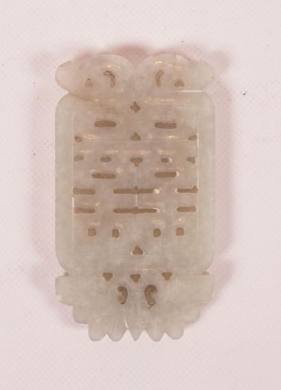 PLAQUE-PENDENTIF EN JADE Ajouré de caractères...