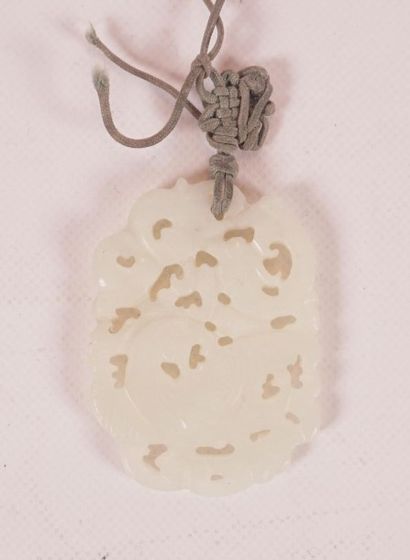 PENDENTIF EN JADE À décor ajouré d'un phoenix....