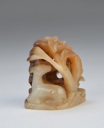 SCULPTURE EN JADE D'UN CERF SOUS LES FLE...