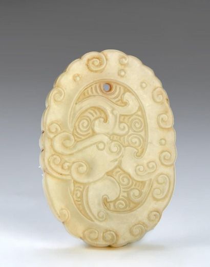 PENDENTIF EN JADE BLANC CÉLADON À décor sculpté...