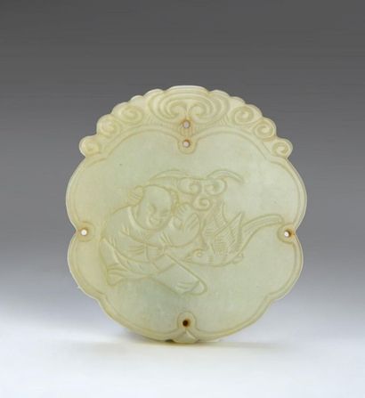 PENDENTIF EN JADE BLANC CÉLADON À décor sculpté...