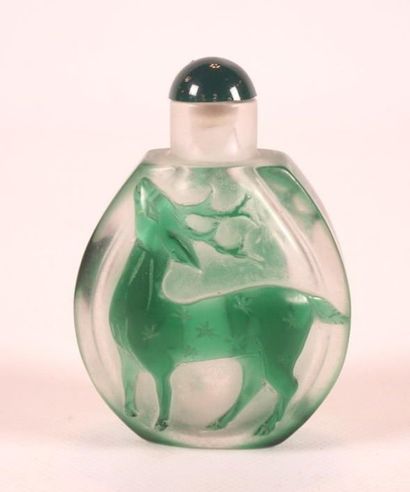 FLACON-TABATIÈRE EN VERRE DE PÉKIN À décor...