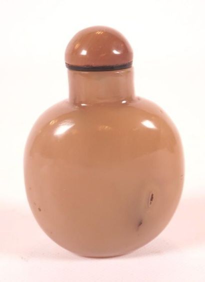 FLACON-TABATIÈRE EN AGATHE Bouchon. H: 6cm...