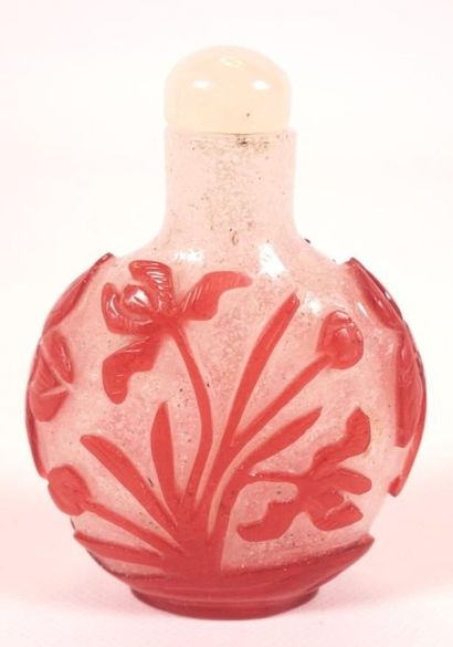 FLACON-TABATIÈRE EN VERRE DE PÉKIN À décor...