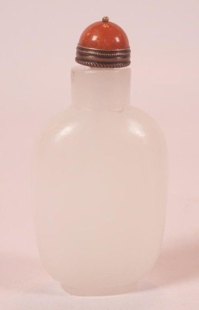 FLACON-TABATIÈRE EN JADE BLANC Bouchon. H:...