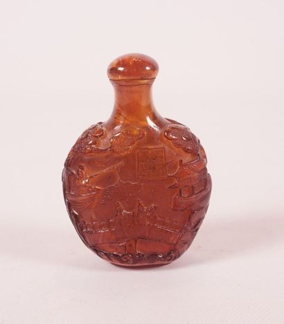 FLACON-TABATIÈRE EN AMBRE À décor sculpté...