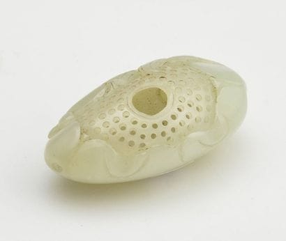 Pendentif en jade représentant un panier...