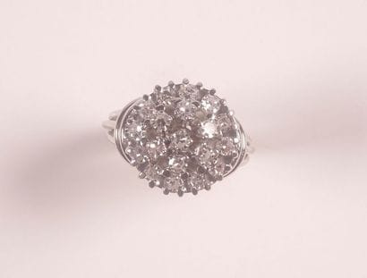 Bague on or blanc 18K, sertie de 19 diamants...