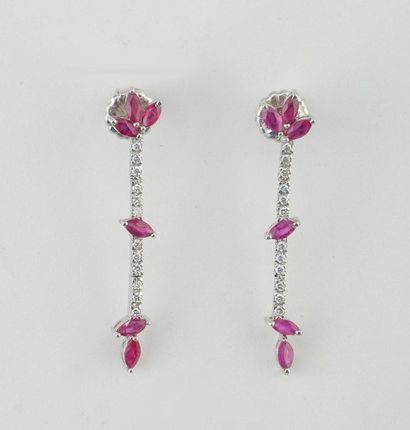 Paire de pendants d'oreilles en or blanc...