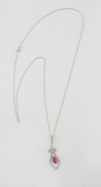 Pendentif et sa chaîne en or blanc 14K, serti...