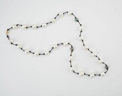 Collier de 24 perles des mers du Sud et 3...