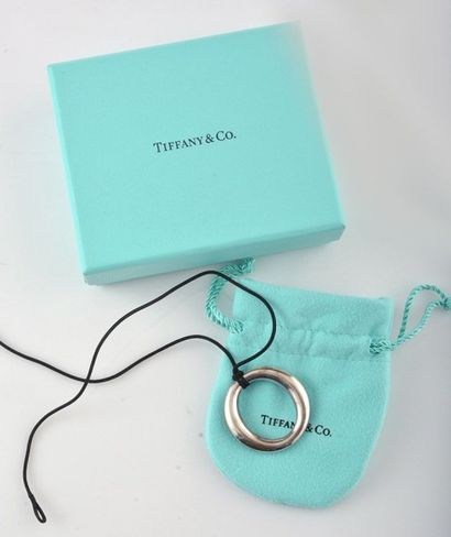 Pendentif en argent sterling sur une cordelette...