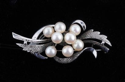 Broche en argent et perles de culture. Poids...