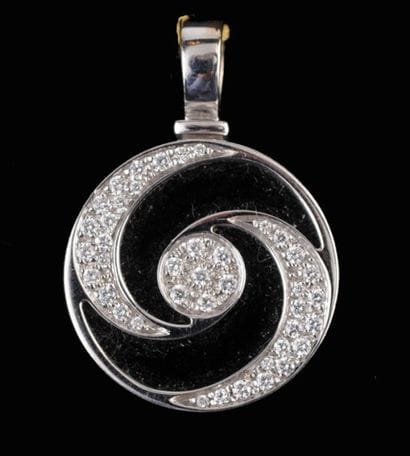 BVLGARI
Pendentif tournoyant en or blanc...