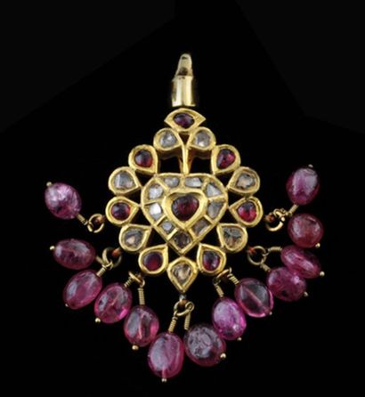 Pendentif en or jaune 22kt serti de 8 rubis...