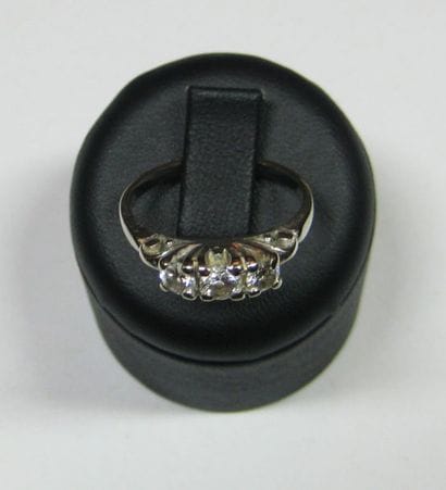 Bague « Rivière » en or gris orné de trois...