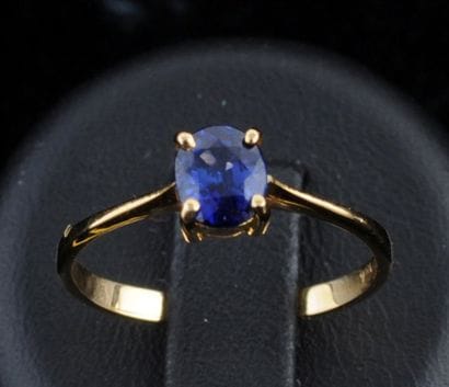 Bague en or jaune 18kt sertie d'un saphir....