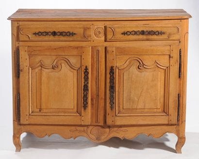 BUFFET provincial d'époque Louis XV. Il ouvre...