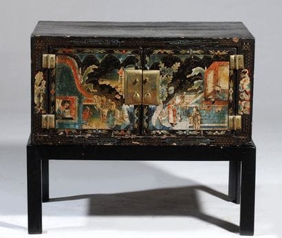 CABINET en laque noire à décor polychrome....