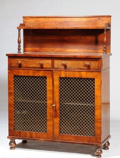 CHIFFONIER d'époque Regency ouvrant par 2...