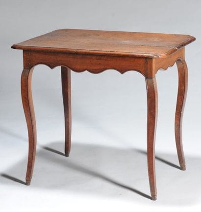 TABLE d'époque Régence à ceinture et pieds...