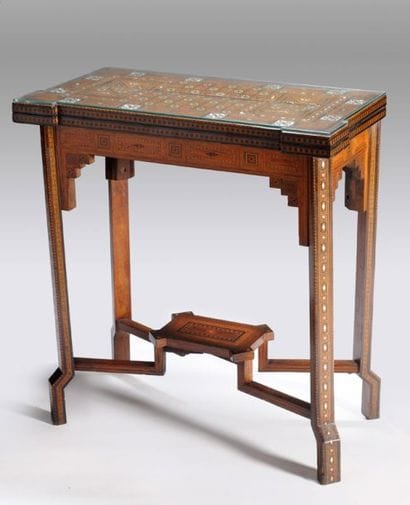 TABLE DE JEU damasquinée en bois incrusté...