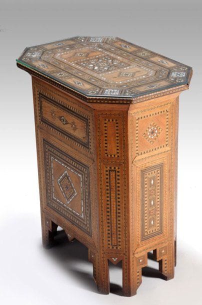 TABLE D'APPOINT damasquinée en bois incrusté...