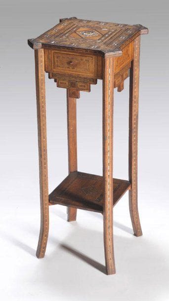 TABLE D'APPOINT damasquinée en bois incrusté...