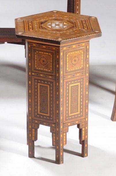 TABLE D'APPOINT damasquinée en bois incrusté...