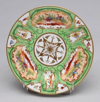 ASSIETTE en porcelaine tendre à motif d'oiseaux...