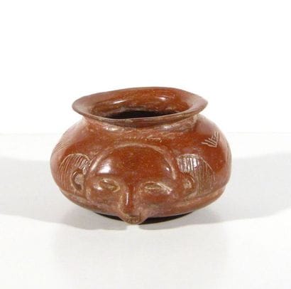 COLIMA Vase en terre cuite à engobe roue....