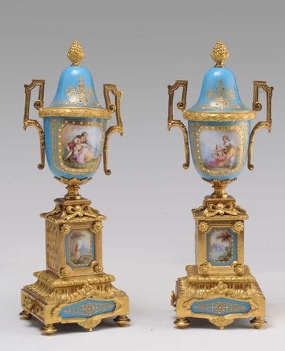 Paire de CASSOLETTES en porcelaine dite «...