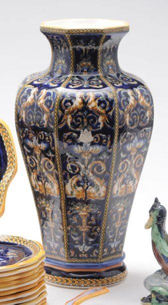 GIEN
Vase en porcelaine polychrome de Gien...